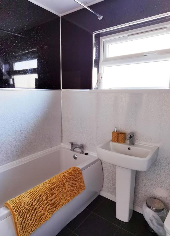 Fourth Avenue, Lovely Bungalow Available For Guests And Contractors Parking Wifi Nottingham Bagian luar foto
