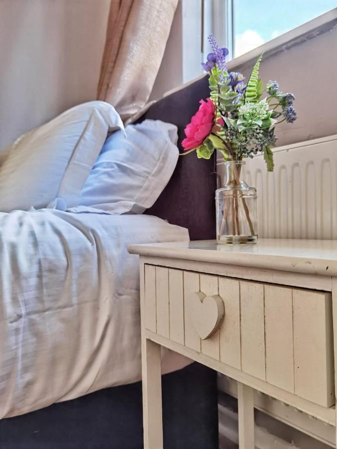 Fourth Avenue, Lovely Bungalow Available For Guests And Contractors Parking Wifi Nottingham Bagian luar foto