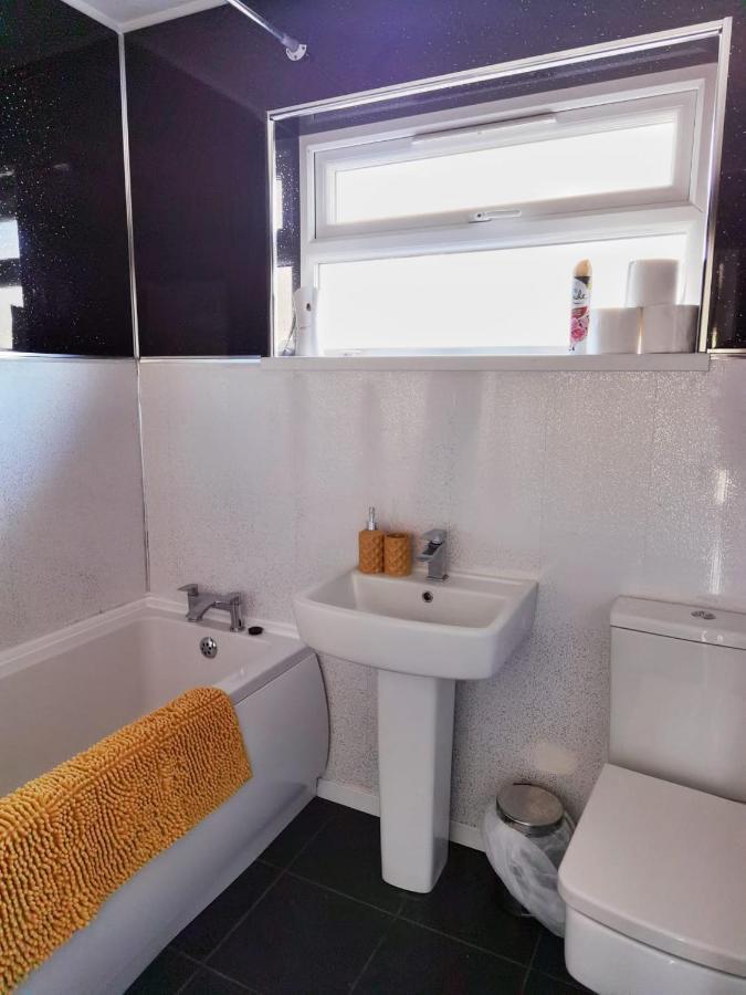 Fourth Avenue, Lovely Bungalow Available For Guests And Contractors Parking Wifi Nottingham Bagian luar foto
