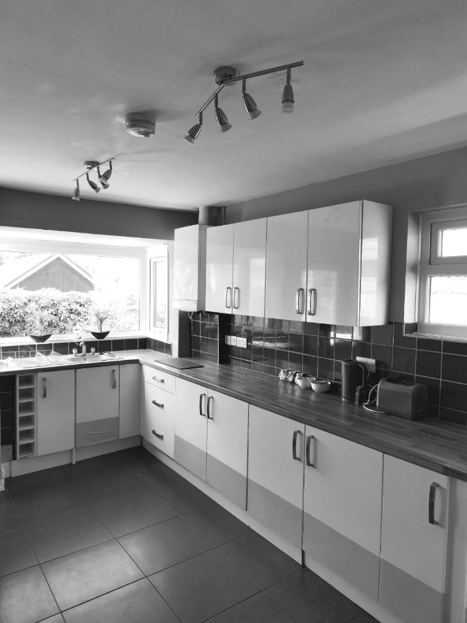 Fourth Avenue, Lovely Bungalow Available For Guests And Contractors Parking Wifi Nottingham Bagian luar foto