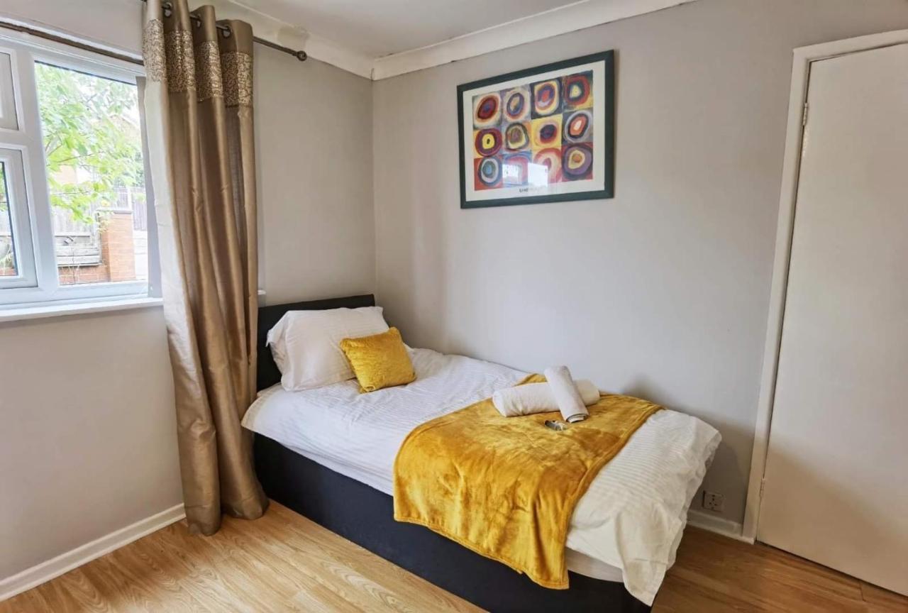 Fourth Avenue, Lovely Bungalow Available For Guests And Contractors Parking Wifi Nottingham Bagian luar foto