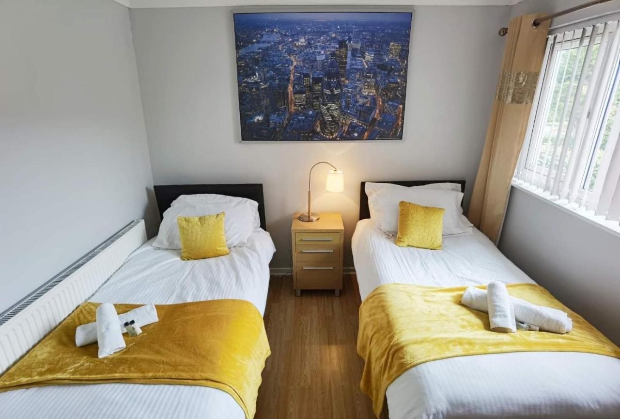 Fourth Avenue, Lovely Bungalow Available For Guests And Contractors Parking Wifi Nottingham Bagian luar foto