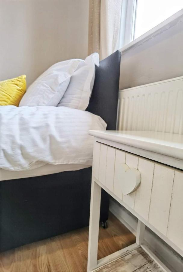 Fourth Avenue, Lovely Bungalow Available For Guests And Contractors Parking Wifi Nottingham Bagian luar foto