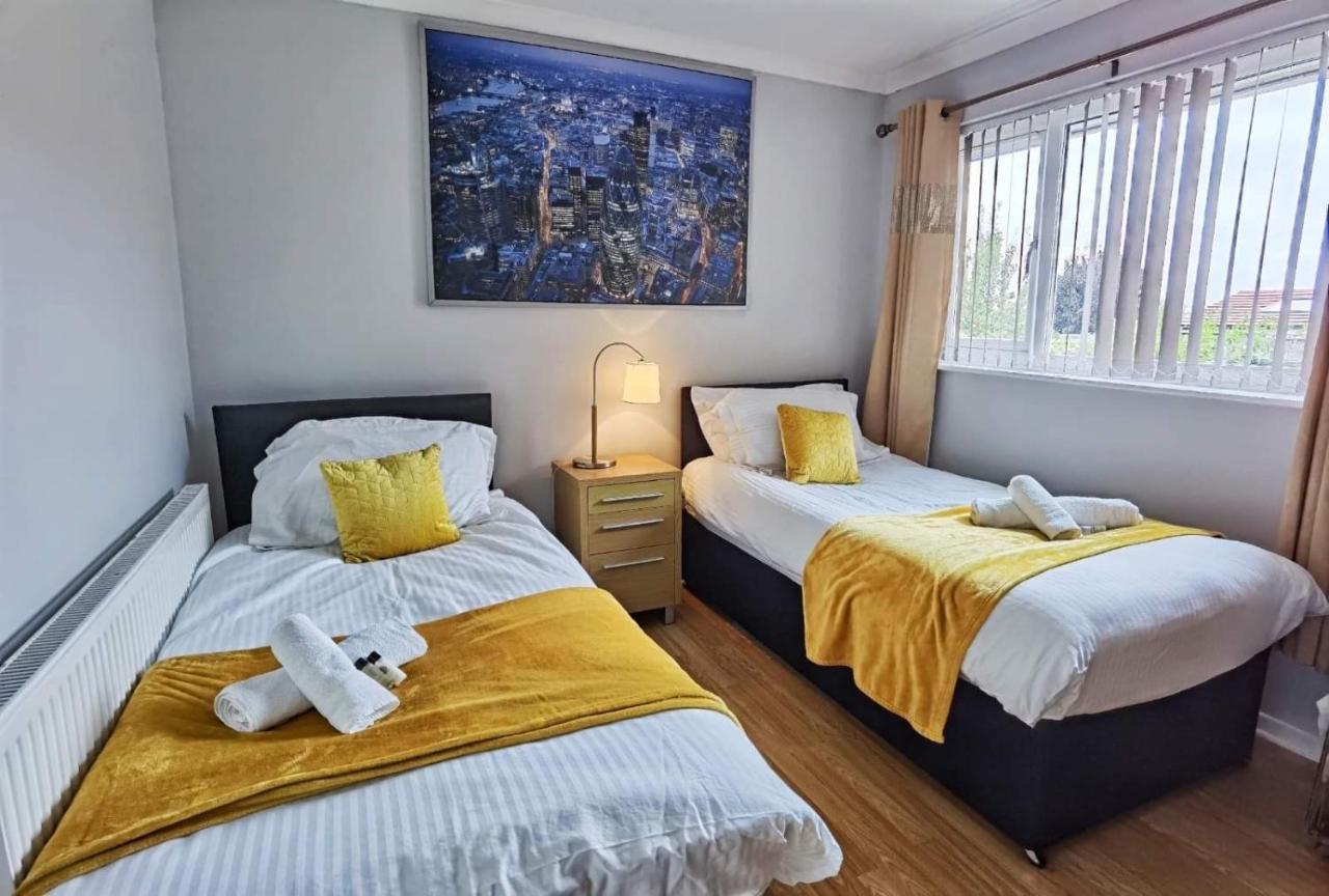 Fourth Avenue, Lovely Bungalow Available For Guests And Contractors Parking Wifi Nottingham Bagian luar foto