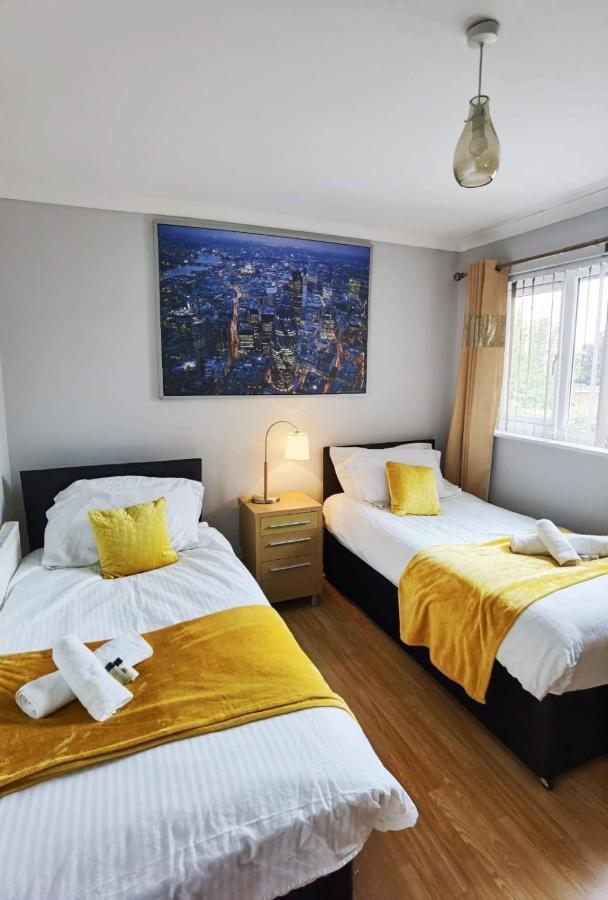 Fourth Avenue, Lovely Bungalow Available For Guests And Contractors Parking Wifi Nottingham Bagian luar foto